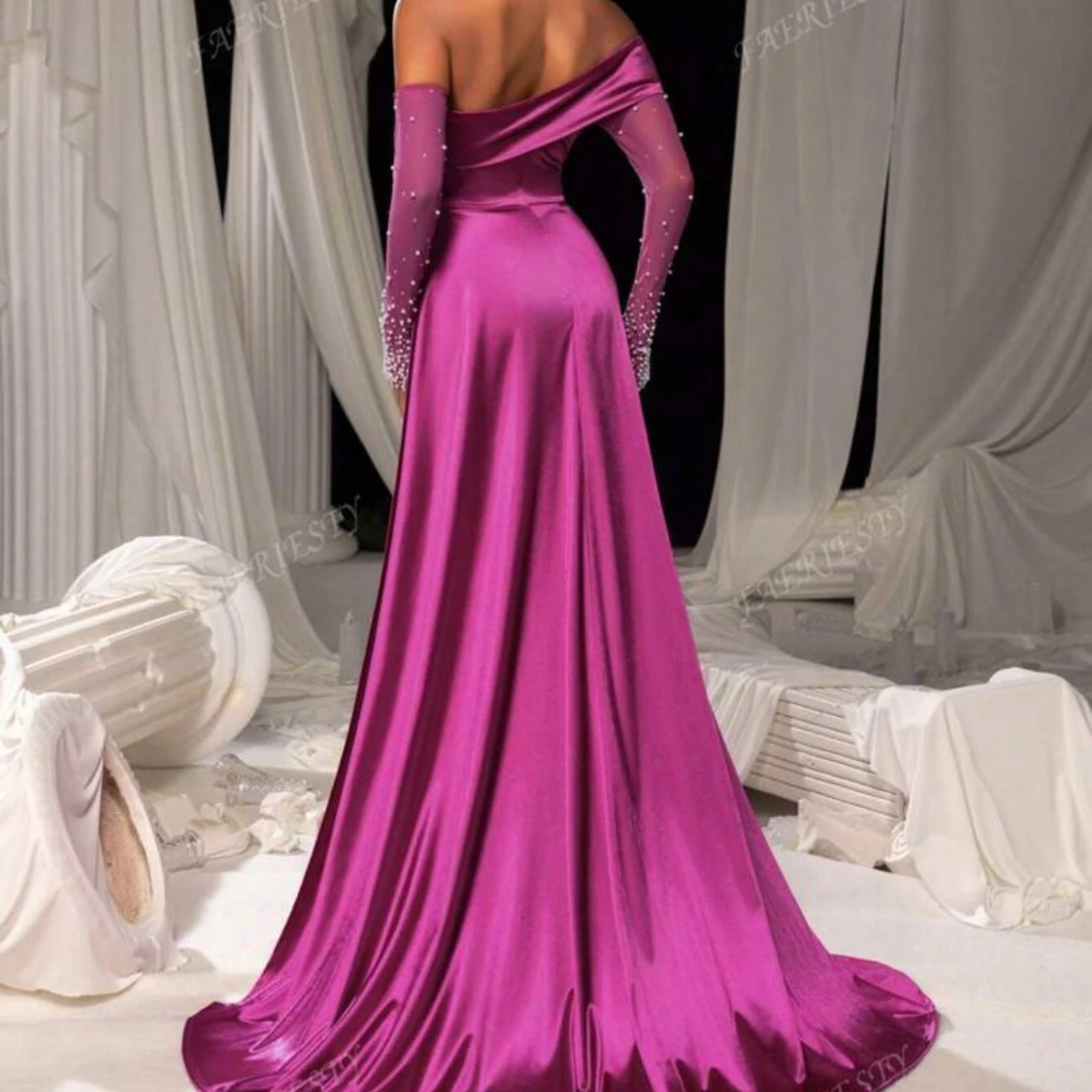 Lång lila satinklänning med pärldetaljer - 1