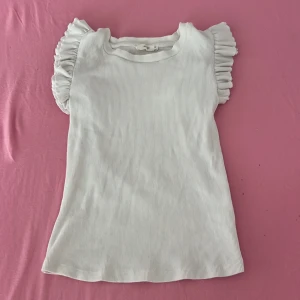 Vit ribbad topp med volangärmar - Supersöt vit ribbad topp med korta volangärmar 