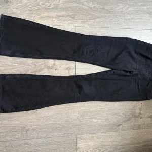 Svarta bootcut jeans  - Svarta jeans från H&M med bootcut/flare passform och låg midja. Byxorna har klassiska bakfickor och justerbar midja. De har vart för långa på mig (är 160) så de är lite slitna där nere.