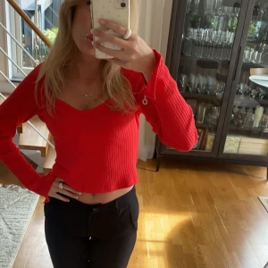 Röd ribbad tröja - Säljer min supersöta röda tröja som är perfekt till sommaren!! ❤️😍😍