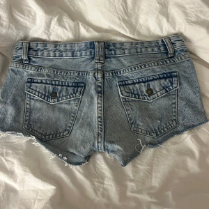 Pull&Bear Jeansshorts  - Lågmidjade jeansshorts från Pull&Bear i storlek 40