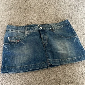 Jeanskjol från Diesel, storlek 31 - Blå jeanskjol från diesel dom är knappt använda, säljer dom för att dom är för stora och då inte passar mig. Så dom är inte använda.
