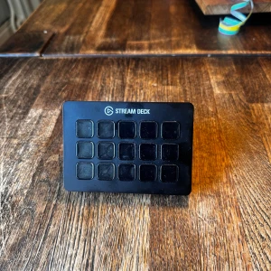 Elgato stream deck - Bilderna visar en Elgato Stream Deck, ett populärt verktyg för streamers och kreatörer. 