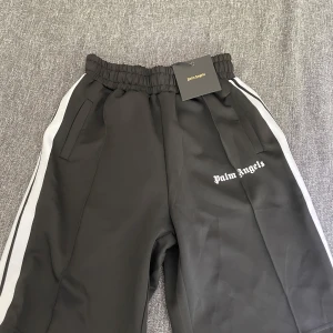 Palm angels shorts  - Säljer mina Palm angels shorts eftersom dom va stora Palm angels påse ingår pris kan diskuteras.