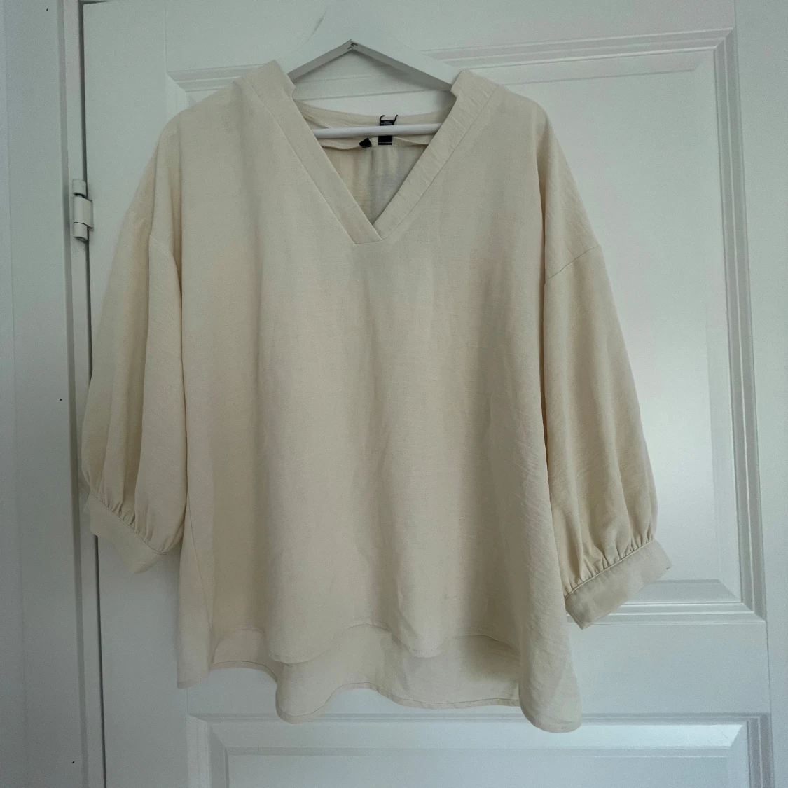 Beige blus med v-ringning från Veramoda - 1