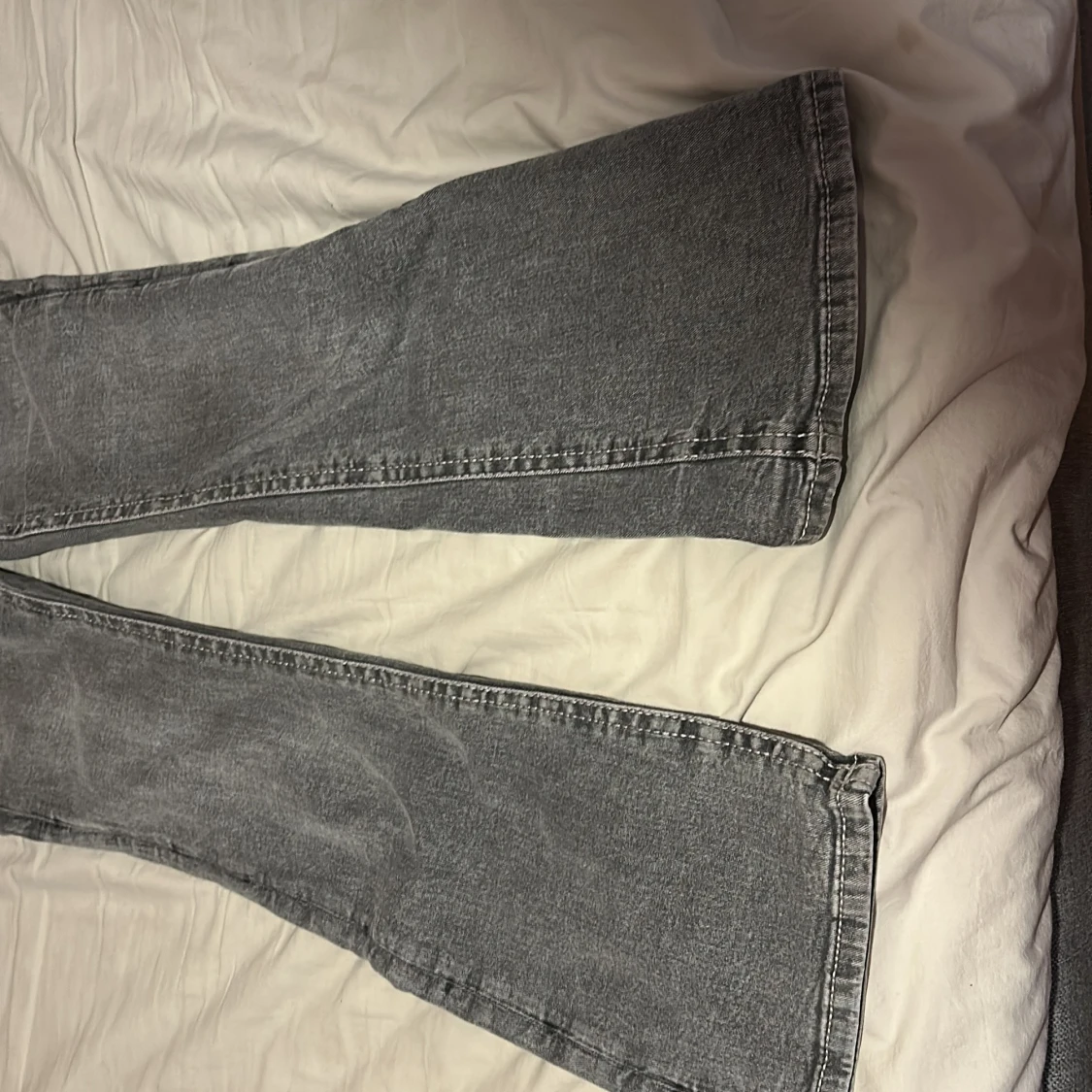 Grå bootcut jeans från Gina Tricot - 2