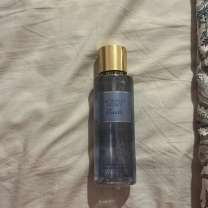 Victoria's Secret parfymtrio 250ml - Tre olika body mists från Victoria's Secret: Rush (blå flaska), Coconut Passion (ljusgul flaska) och Bare Vanilla (ljusorange flaska). Alla har guldiga lock och rymmer 250 ml. Snygga flaskor i plast med klassisk VS-design. Säljer en för 110 kr 