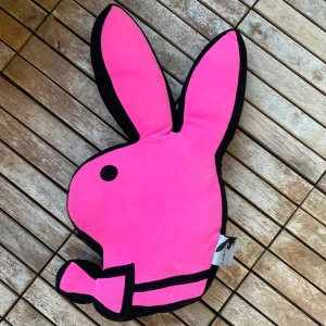 2000s stor  playboy bunny kudde - Bilderna visar en rosa Playboy-kanin kudde, den e gaska stor med längden:52cm och breden ungefär 30cm köpte den för 660, säljer den för 550 pricet går disscuteras 