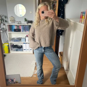 midrise raka jeans! - alldeles för långa för mig som är 163 men går ju att sy eller vika upp om man vill! W27 L34