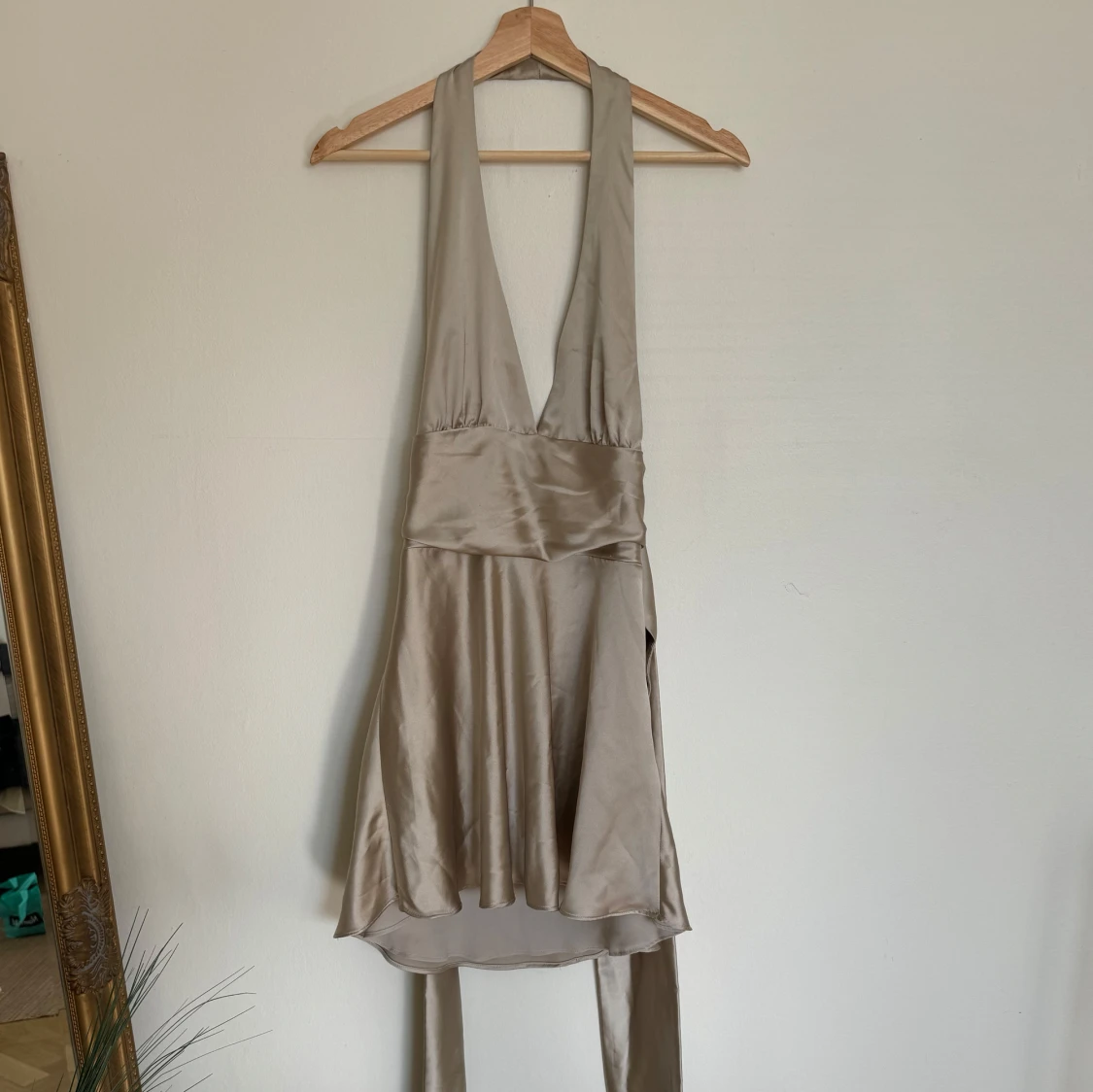 Beige satin kortklänning från Zara