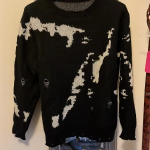 Svart stickad tröja med vit mönster - Cool svart stickad tröja med abstrakt vit mönster.