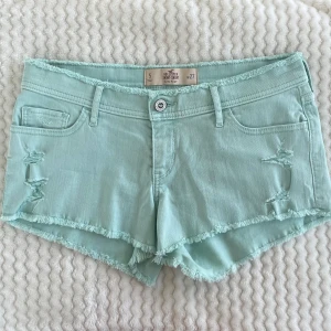 Hollister shorts - Snygga lågmidjade turkosa hollister shorts 🩵