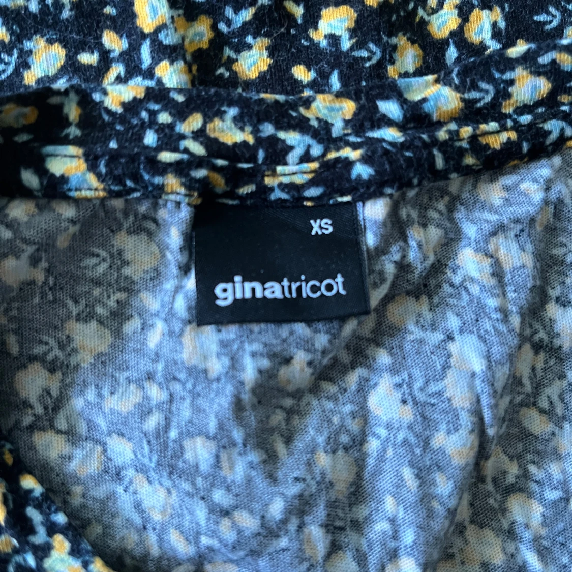 Blommig ärmlös topp från Gina Tricot - 2