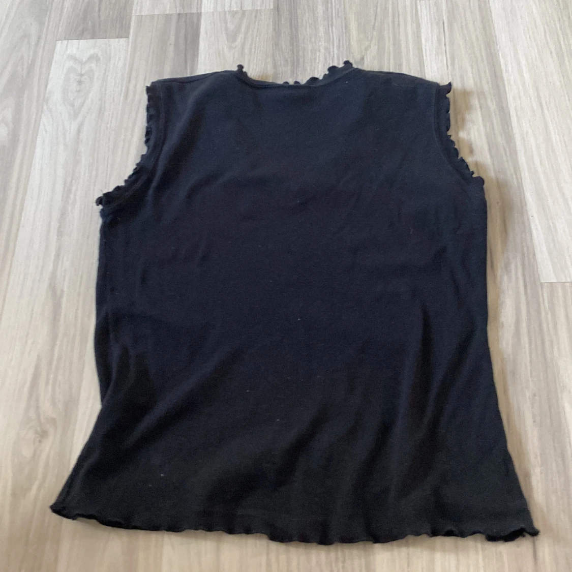 Svart ärmlös topp med tryck - 1