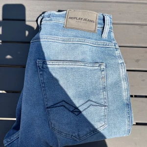 Replay jeans  - Ett par riktigt fräscha replay jeans! Modellen är sandot. ALDRIG ANVÄNDA! Storlek 29/30 men är rätt så långa och höga i midjan så dom passar nog också du som har 32 i längd. Nypris 1200kr. Mitt pris 300kr! Skriv vid minsta fundering mvh lysekilsgarderoben. 