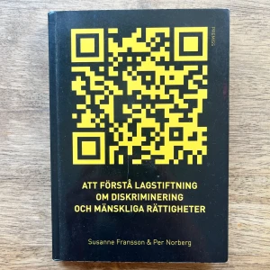Att förstå lagstiftning om diskriminering och mänskliga rättigheter - En modern bok som ger dig verktyg och kunskap om diskrimineringslagstiftning och mänskliga rättigheter. Perfekt för dig som vill förstå samhällets regler kring rättvisa, inkludering och lika behandling. QR-koder länkar till extra material och uppdateringar.