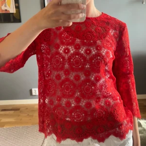 Röd spetsblus med trekvartsärm - Säljer en genomskinlig röd blus i spets. Superbra skick då den knappt är använd💓