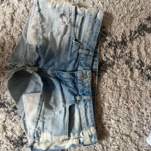 Ljusblå slitna jeansshorts  - Så unika och coola!!!!!!