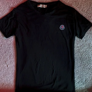 Svart Moncler t-shirt i bomull - Droppar for extremt bra pris so ta din chans medans du kan!