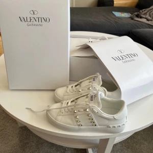 Valentino skor dam - Säljer ett par oanvända valentino skor! Hör av dig vid funderingar!😊förpackning samt innehåll följer självklart med!