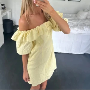 Gul off-shoulder klänning - Kort gul off-shoulder klänning perfekt för sommaren🌸 Första bilden är lånad men dom andra är mina egna💞 Använd någon gång☺️