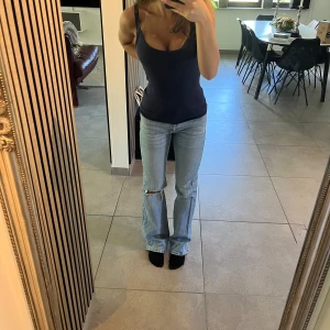 ihåliga jeans från Gina - Fina jeans från Gina, används ej mer för dem är förstora. Mid waist i midjan och bootcut. 