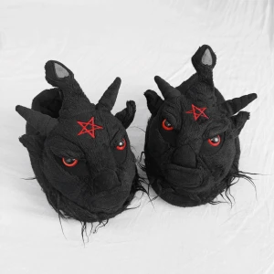 Tofflor 🩸🖤 - Assnygga Dark Lord tofflor från Killstar! 🖤🩸 Chunky i modellen, sjukt mjuka och bekväma!! Storlek 38 men passar likaväl 39, unisex 📏I bra använt skick, finns ett litet intorkat märke på undersidan av högra tofflan (se sista bilden) men inget som stör eller fläckar av sig 😌Köp nu 💌
