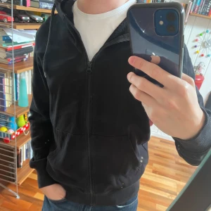 Svart hoodie - En skitsnygg och skön svart hoodie med dragkedja. Väldigt stilren, och passar till det mesta. Köpt på Cubus för några år sedan, men har inga synliga defekter. Pris kan diskuteras