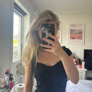 Mörkblå ribbad klänning Gina Tricot - Supersnygg mörkblå ribbad topp från Gina Tricot med söt sweetheart-ringning och korta ärmar. Toppen sitter figurnära och är perfekt för dig som gillar en enkel men stilren look. Materialet är mjukt och stretchigt för extra komfort.