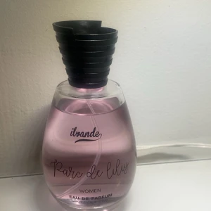 Parc de Lily Eau de Parfum - Parc de Lily Eau de Parfum för kvinnor från Ilvande. Flaskan är droppformad i glas med ljusrosa parfym och har en svart, modern kork med staplad design. En feminin och fräsch doft som sticker ut i badrumshyllan.