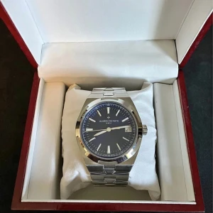 Automatisk swiss movement herrklocka  - Säljer denna klocka då jag inte använder den fick den av en väninna så har ingen kvitto allt jag har är lådan och 2 olika band till klockan för mer info pm