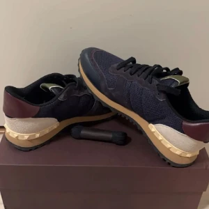 Valentino Rockrunners  - Säljer nu mina Valentina Rockrunners i storlek 39 men passar även 40. Skorna är i näst intill nyskick och allt ingår som kort, dustbag, box, nya snören. Äktenhetsbevis finns från Sicuro Fashion. Hör av dig vid funderingar!