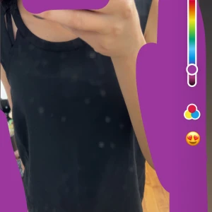 Svart ärmlös linnetopp - En stilren svart linnetopp med rund halsringning och ärmlös design. Perfekt att matcha med jeans eller kjol för en clean och enkel look. Sval och skön, passar till många olika outfits.