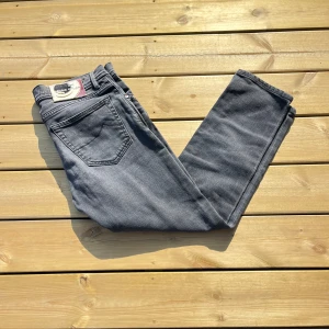 Jacob Cohen  - Säljer nu dessa sjukt snygga Jacob Cohen jeans i en fin grå färg. Storleken på dessa är w33. Modellen är Mod. Skicket är väldigt fint 9/10 utan några defekter eller liknande. Midjan 42cm. Lår 25cm. Ytterlängd 90cm. Innerlängd 60cm. För fler frågor eller liknande är det bara att höra av sig 