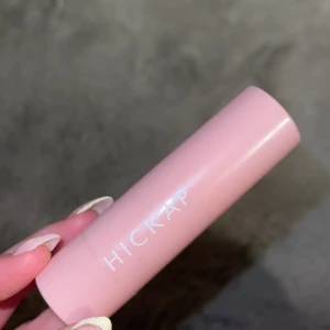 Hickap blush stick Peachy Bronze - Blush stick i en persiko färgad nyans. Super fin för att få litet solkysst lyster. Helt oanvänd då jag fick fel färg🥰