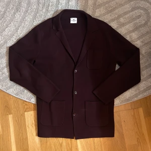 Vinröd John Henric Overshirt  - Tja! Säljer en as snygg John Henric Overshirt | Storlek S/M | Färg - Vinröd 🍷| Skick 9,5/10 som ny! | Hör av dig vid några funderingar 