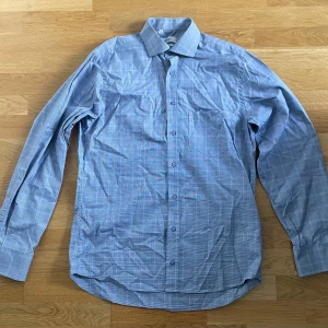 Blå rutig skjorta från Oscar - Blå rutig skjorta från Oscar. Långärmad modell i 100% bomull och rutigt mönster. 40 cm halsmått i Medium size. 