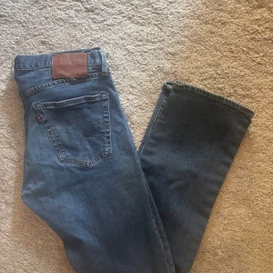 Levi's 501 - | Tja, säljer dessa riktigt schyssta 501or. | Byxorna är i väldigt bra skick 9/10 det som gör att det inte är en 10/10 är att det finns ett pytte litet hål som kan fotas vid intresse.| Storleken på byxorna är W34, L32.| Nypris för dessa byxor ligger på 1300kr och mitt pris går självklart att diskutera.| Vid frågor eller intresse tveka inte att höra av er.|