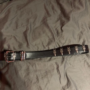 Chrome Hearts bälte  - Säljer min Chrome Hearts roller bälte med daggers runt om, säljs eftersom jag inte använder den så ofta. 105cm lång 