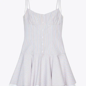 Randig kortklänning med smala axelband - Superfin kortklänning med smala axelband och knappar framtill. Klänningen har ett randigt mönster i vitt, blått och beige, samt en volangliknande kjol. Perfekt för varma dagar och har en lätt och luftig känsla. Aldrig använd med prislapp kvar. Liten i storleken. 