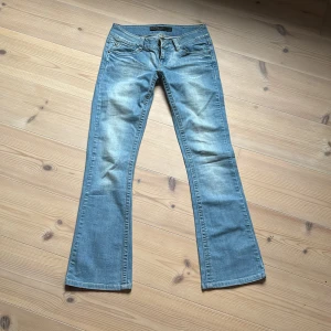 Ljusblå ONLY bootcut jeans - Snygga ljusblå lågmidjade bootcut jeans från ONLY. Innerbenslängden är 80 cm och midjemåttet tvärsöver 40 cm