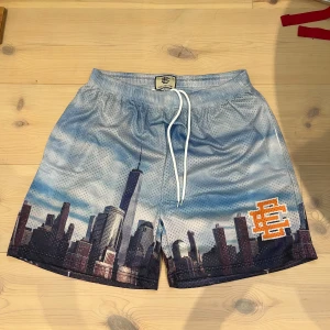 Eric Emanuel shorts  - EE shorts med NYC skyline på hela byxorna. Passar liter, mer som L. Skriv till mig för mer information.