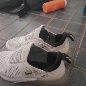 Nike Air Max 270 - ⚠️PRIS KAN DISKUTERAS⚠️! Skorna har synliga täcken på användning och har förlorat sin originala färg men håller ändå en rätt så ljus och vit färg. Skorna har en luftbubbleliknande och flexibel del under hälen vilken gör de skönare än platta skor för gång och passar sig utmärkt för längre promenader på hårdare underlag t.ex shoppingrundan eller att ta sig till och från träningen med. 