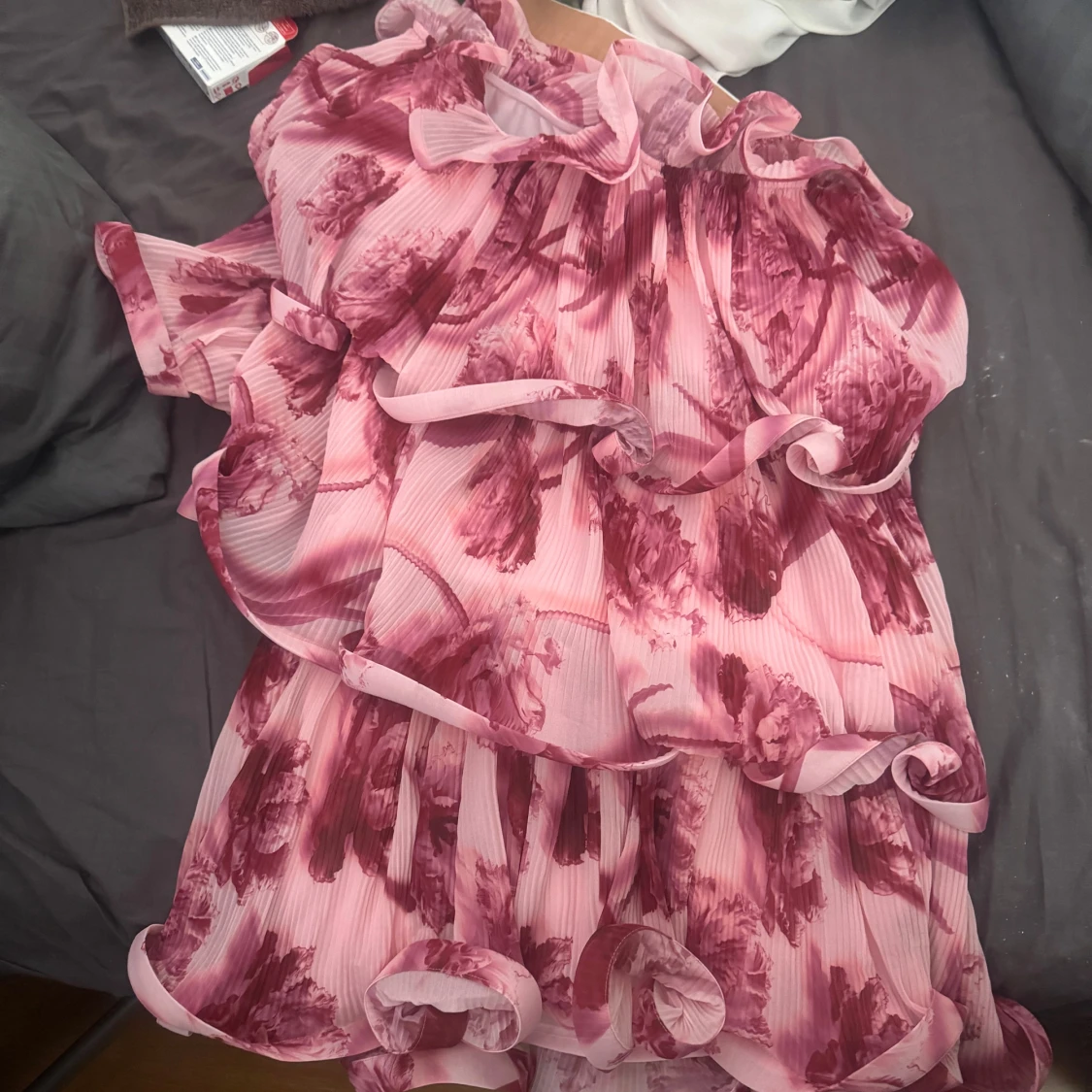 Rosa/vit volangklänning med one-shoulder - 1