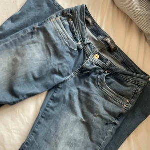 Blå jeans från LTB Valerie - Snygga blå jeans från LTB, modellen Valerie. Klassisk femficksdesign med ljus tvätt och diskreta slitningar framtill. Jeansen har låg midja med bootcut, använda fåtal gånger 