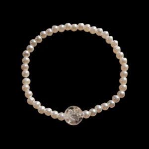 Pärlarmband med smiley detalj - Superfint armband med små vita pärlor och en genomskinlig pärla med ingraverad smiley i mitten. Hyfsat liten i storleken