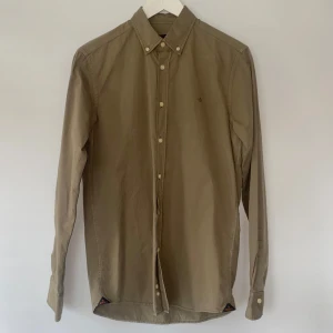 Beige skjorta från Morris  - Säljer en helt ny skjorta från Morris. Storlek S i helt nytt skick med prislappen på.