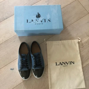 Lanvin DBB1 - Lanvin DBB1🔥| Storlek: UK 8, (42)| Skick: 9/10, liten spricka vid captoen | Låda och dustbag följer med | Nypris: 5199kr, mitt pris: 2599 💸| Skriv vid minsta fundering📝| Skickar alltid inom 24 timmar📦 kan gå ner i pris vid en snabb affär! Man får även med två Ralph lauren skjortor vid köpet!✅
