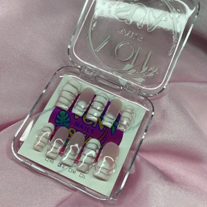 Coconut 🥥 (S);Medium Square - Snygga gelé press on-naglar från Von Sua Nails i storlek S: 15 mm, 11,5 mm, 12 mm, 11 mm, 9 mm . Naglarna har en nude bas med vit-design och glossig finish. Perfekta för dig som vill ha trendiga naglar snabbt och enkelt.
