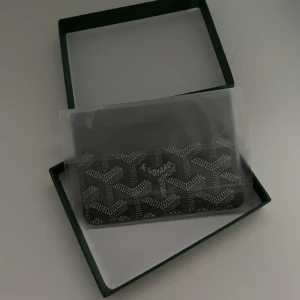 Korthållare  - En svart kort hållare helt ny box kommer med. Pris kan diskuteras och skriv om du har några frågor. 